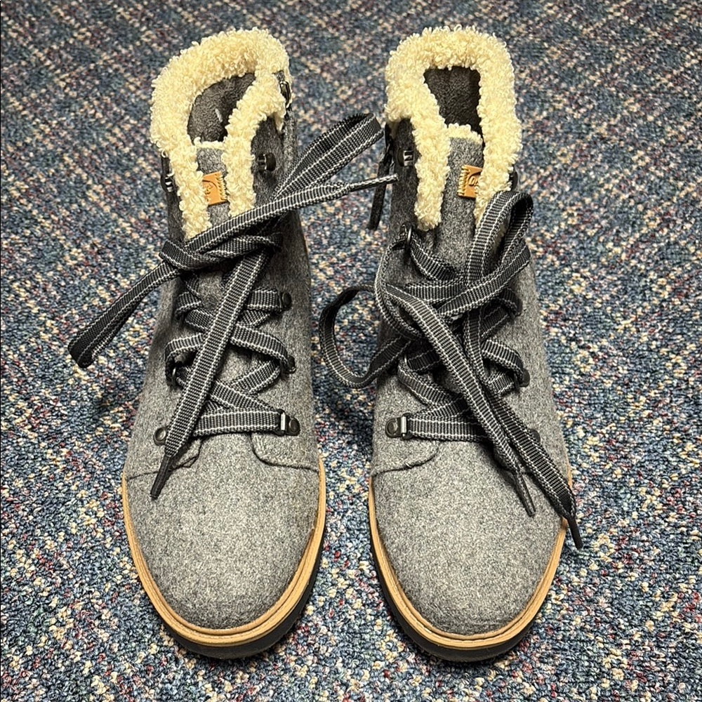 Preloved Dr. Scholl’s Gray and Cream Lace-Up Boots size 8